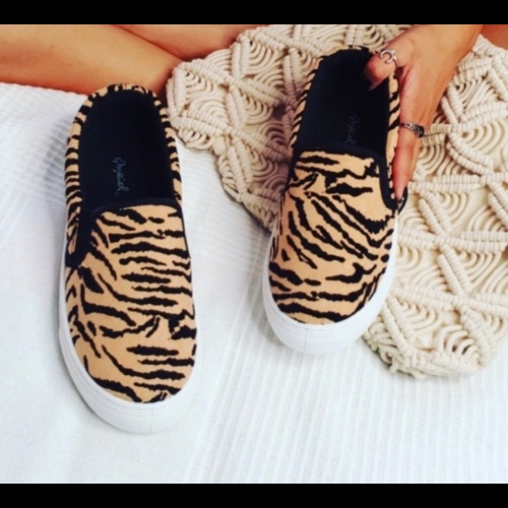 Zeah tiger print slip on.